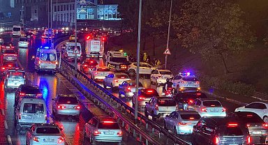 Küçükçekmece'de kontrolden çıkan otomobil aydınlatma direğine çarptı: 1 yaralı