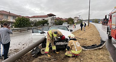 Kula'da facianın eşiğinden dönüldü: Otomobil orta refüje çıktı
