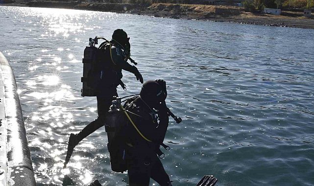 Kurbağa adamlar ve deniz polisi Van Gölü'nde kaçakçılara göz açtırmıyor