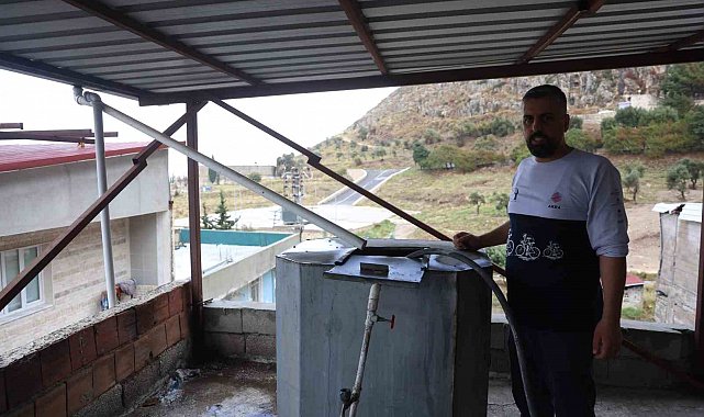 Kurduğu sistemle depoladığı yağmur suyunu evde kullanan vatandaş sosyal medyada ilgi odağı oldu