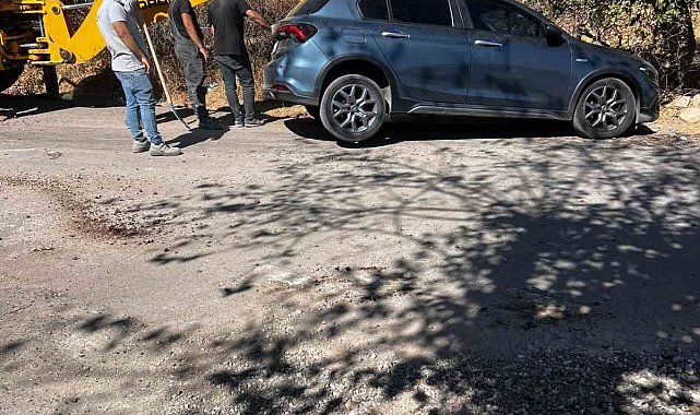 Kurtalan'da çukura düşen araç kepçe yardımıyla çıkartıldı