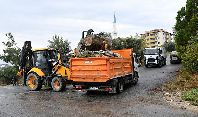 Kuşadası'nda metruk binanın çevresindeki atıklar temizlendi