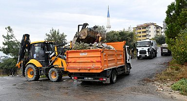 Kuşadası'nda metruk binanın çevresindeki atıklar temizlendi
