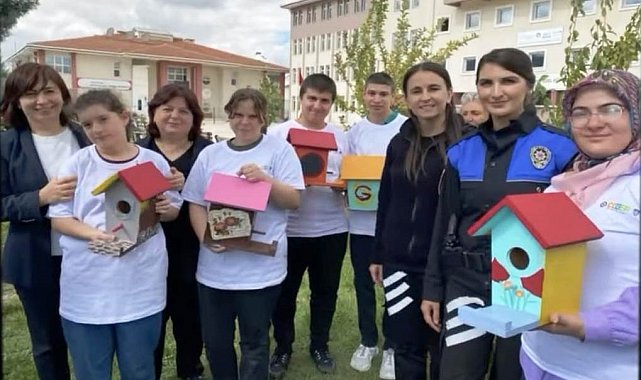 Kütahya emniyetinden özel öğrencilere yönelik ahşap kuş evleri boyama etkinliği