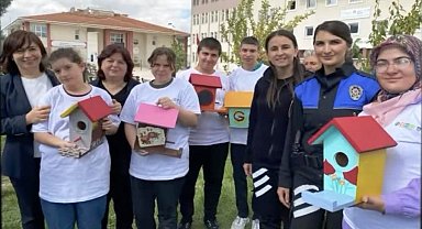Kütahya emniyetinden özel öğrencilere yönelik ahşap kuş evleri boyama etkinliği