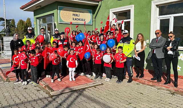 Kütahya'da jandarma ekipleri miniklerin Cumhuriyet Bayramını kutladı