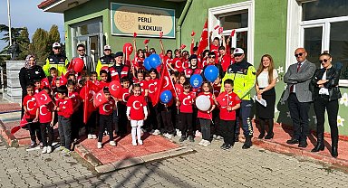 Kütahya'da jandarma ekipleri miniklerin Cumhuriyet Bayramını kutladı