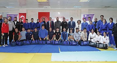 Kütahya'da judo ve güreş branşlarında eğitim alan öğrencilere spor malzemesi desteği