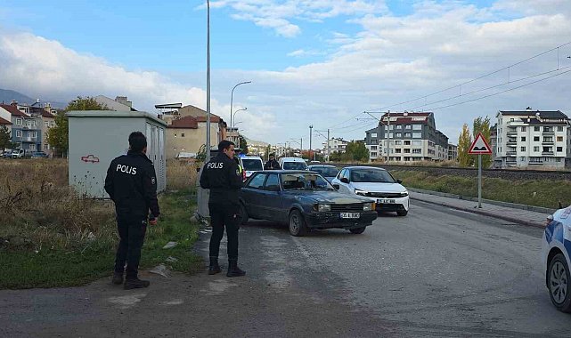 Kütahya'da otomobilin çarptığı 2 kişi yaralandı