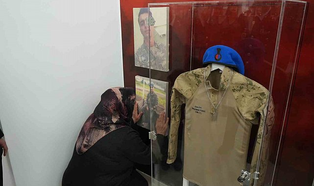 Kütüphaneye adı verilen askerin annesi, oğlunun fotoğrafını severek gözyaşı döktü