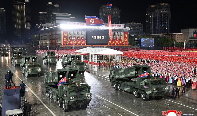 Kuzey Kore, 80. yıl dönümü geçit töreninde yeni kıtalararası füzesini sergiledi