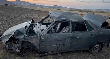 Lastiği patlayan otomobil karşı yoldan gelen cipe çarptı