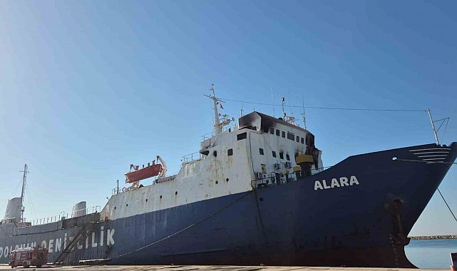 Limana bağlı yük gemisinde çıkan yangın söndürüldü