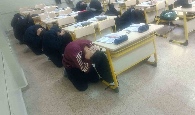 Lise öğrencilerine deprem tahliye tatbikatı