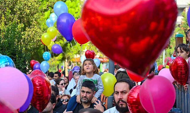 Lösemiyi 2'nci kez yenen Atlas için Beşiktaş'ta balonlar gökyüzüne bırakıldı