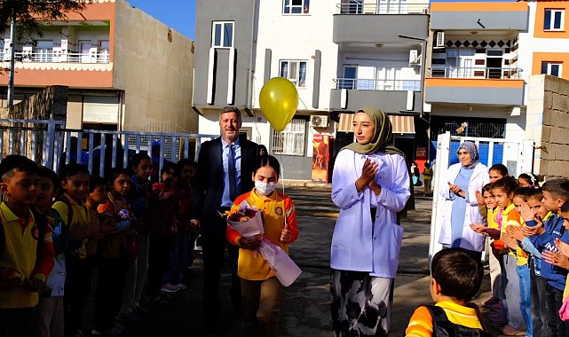 Lösemiyi yenip okuluna dönen 4'üncü sınıf öğrencisine görkemli karşılama