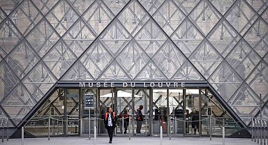 Louvre Müzesi soygundan 3 gün sonra yeniden ziyarete açıldı