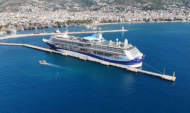 Lüks kruvaziyer bin 739 yolcu, 742 mürettebatıyla Alanya'ya demirledi