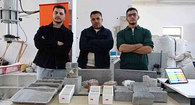 Malatya'da deprem enkazı beton yola dönüştü