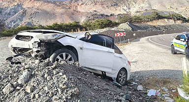 Malatya'da kontrolden çıkan araç toprak yığınına çarptı: 1 yaralı