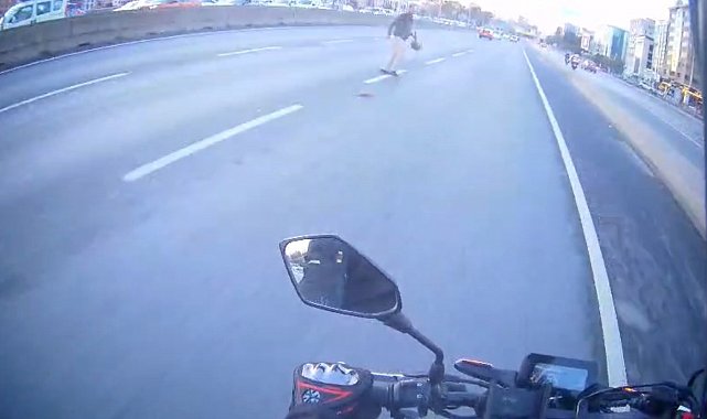 Maltepe'de yola atlayan yaya trafiği tehlikeye attı: O anlar bir motosikletlinin kamerasına yansıdı