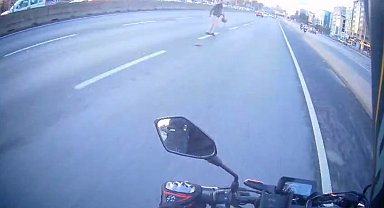 Maltepe'de yola atlayan yaya trafiği tehlikeye attı: O anlar bir motosikletlinin kamerasına yansıdı