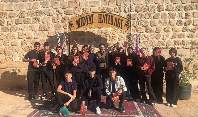 Mardin'de öğrenciler tarihi sokaklarda kitap okudu