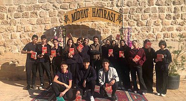 Mardin'de öğrenciler tarihi sokaklarda kitap okudu