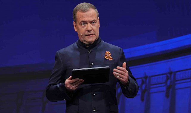 Medvedev'den Trump'a: "Geveze barış elçisi, artık Rusya ile tam bir savaş halinde"