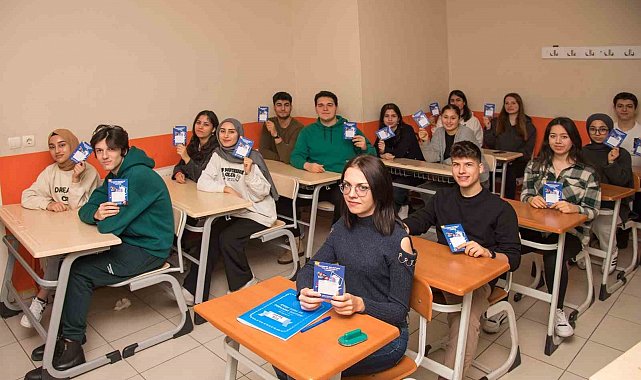 Menemen'de 10 bin öğrenciye dijital eğitim paketi desteği