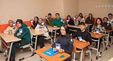 Menemen'de 10 bin öğrenciye dijital eğitim paketi desteği