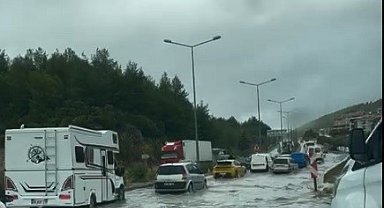 Menteşe'de sağanak yağış hayatı olumsuz etkiledi
