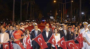 Mersin'de 'bayrak yürüyüşü' düzenlendi