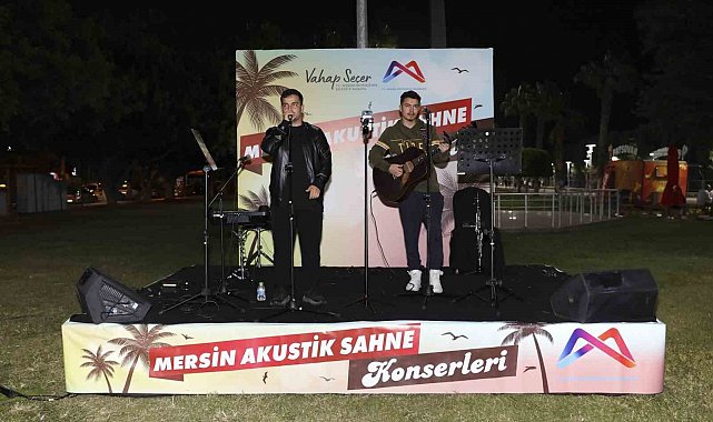 Mersin'de akustik sahne konserleri gençlerin ilgisini çekiyor