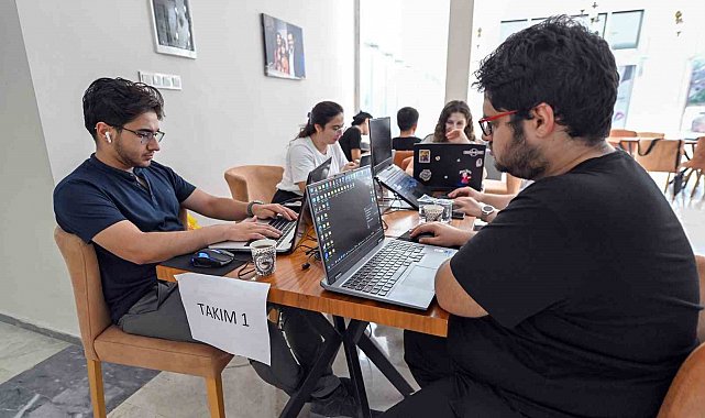 Mersin'de genç beyinler uzay ve teknoloji için yarıştı