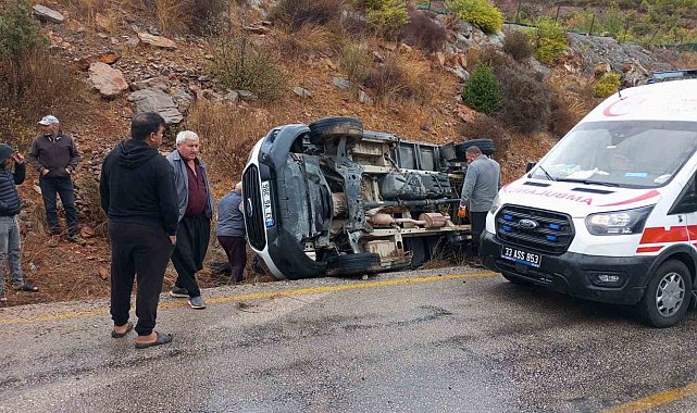 Mersin'de kamyonet devrildi: 3 yaralı