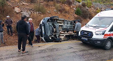Mersin'de kamyonet devrildi: 3 yaralı