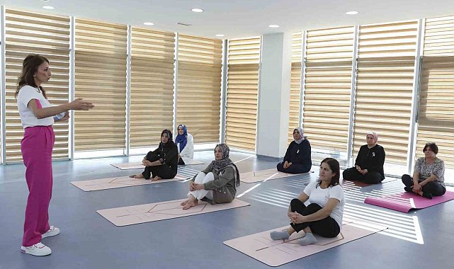 Mersin'de meme kanseri farkındalık etkinliğinde kadınlar yoga yaptı