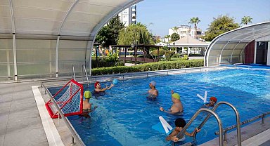 Mersin'de özel bireyler hem yüzme öğreniyor hem sosyalleşiyor
