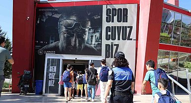 Mersin'de polis desteğiyle çocuklara yüzme eğitimi verildi