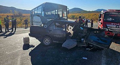 Mersin'de tarım işçilerini taşıyan midibüs otomobille çarpıştı: 3 ölü, 12 yaralı