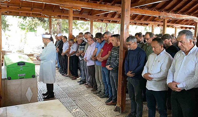 Mersin'deki işçi servisi kazasında hayatını kaybedenler toprağa verildi