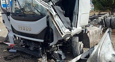 Meyve yüklü tır devrildi
