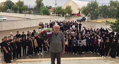 Mezun olduğu okulda 40 yıl görev yapan öğretmen ağlatan törenle emekli oldu