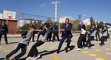 Milli Eğitim Bakanı Tekin, çocukların ip çekme yarışına katıldı, onlarla yakan top oynadı