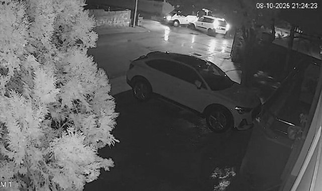 Minibüsle hafif ticari aracın çarpıştığı kaza kamerada