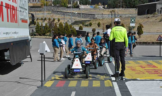 Mobil trafik eğitim tırı Kars'ta