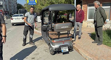 Motorlu bisiklet, yayaya yol veren otomobile çarptı: 1 yaralı
