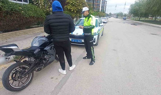 Motosikletinin plakasını bantla değiştiren sürücü polise yakalandı