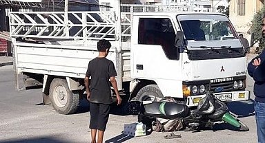 Motosikletle kamyonet çarpıştı, kaza anı kameraya yansıdı